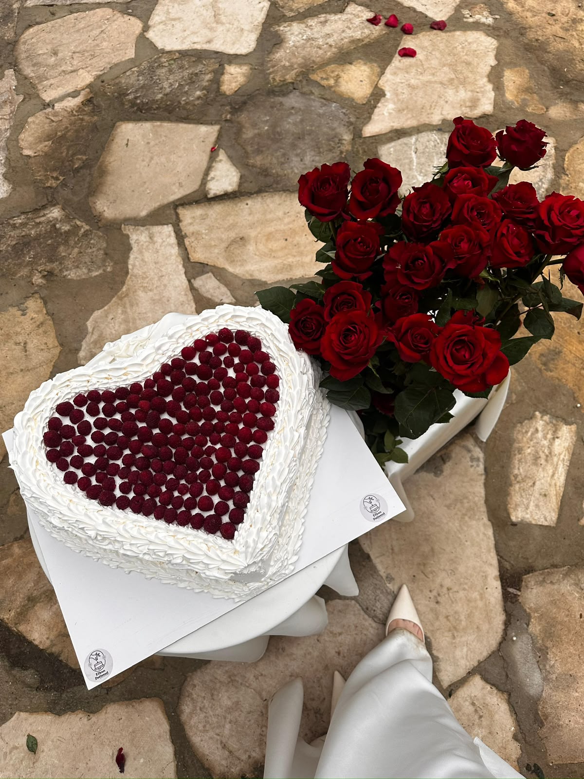 Efşan Patisseri el yapımı tatlı sunumu